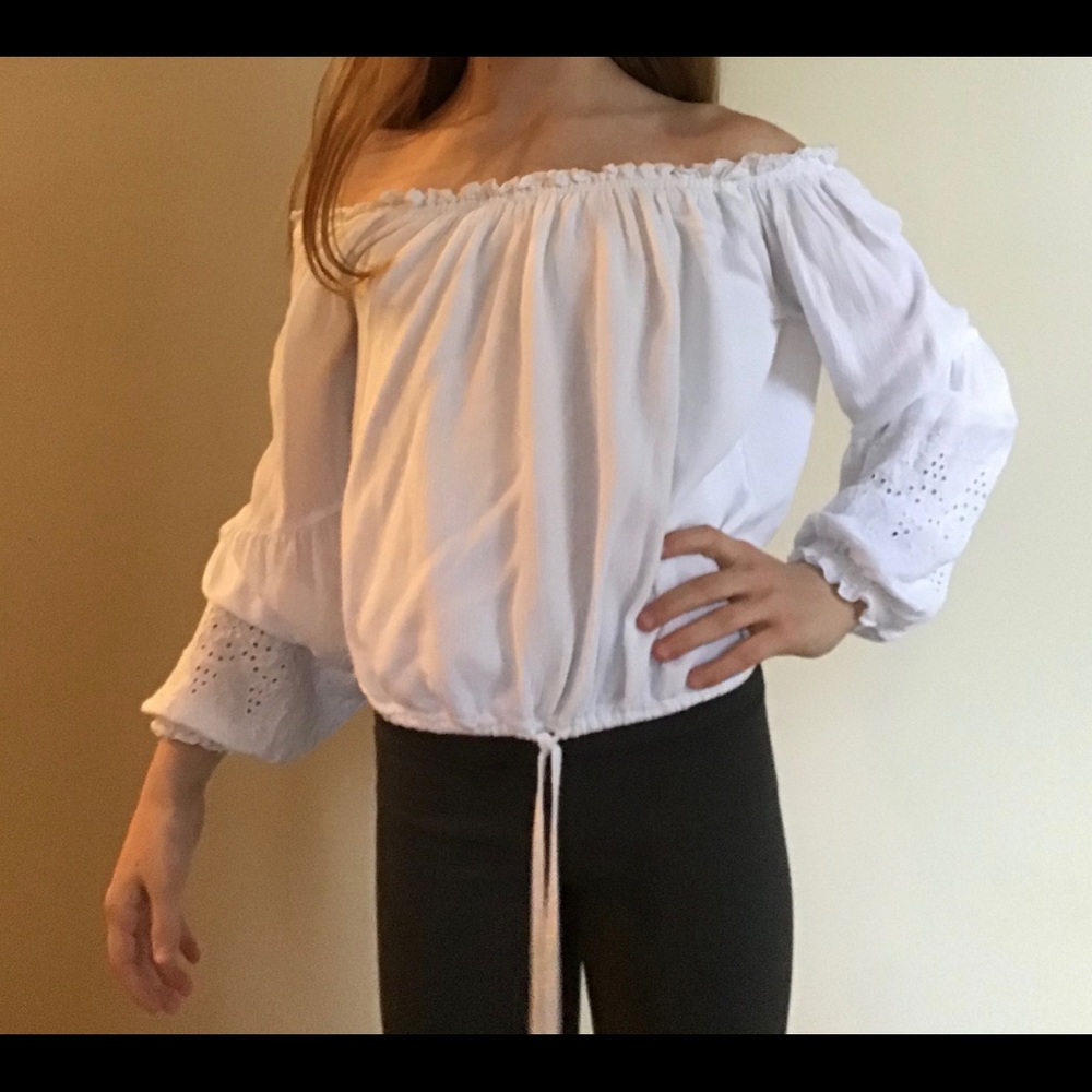 Cute Hollister white top with stretchy fabric.